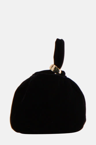 Zwarte handtas van MANGO, met een gouden ring detail en een zachte, gladde textuur.
