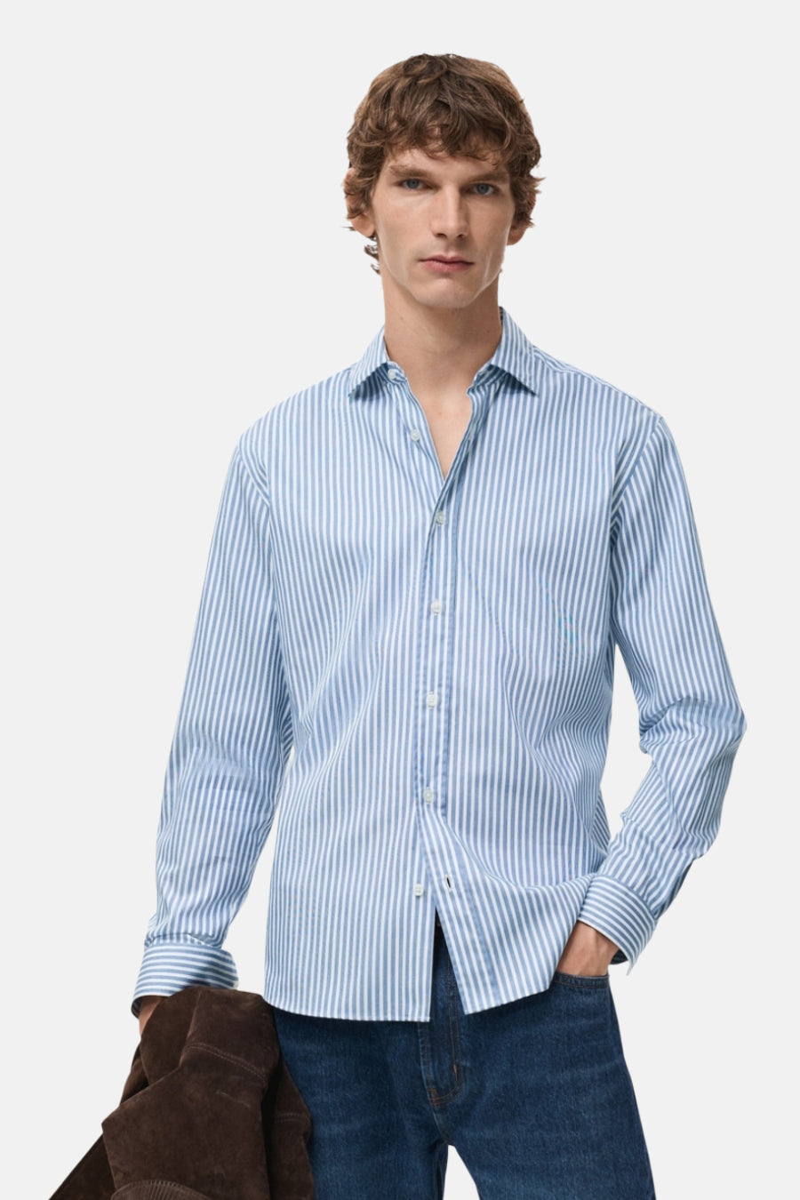 Chemise bleue à rayures horizontales avec longues manches de MANGO, vue de derrière, associée à un jean foncé.