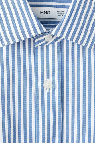 Chemise rayée bleue de MANGO, avec longues manches et col boutonné.