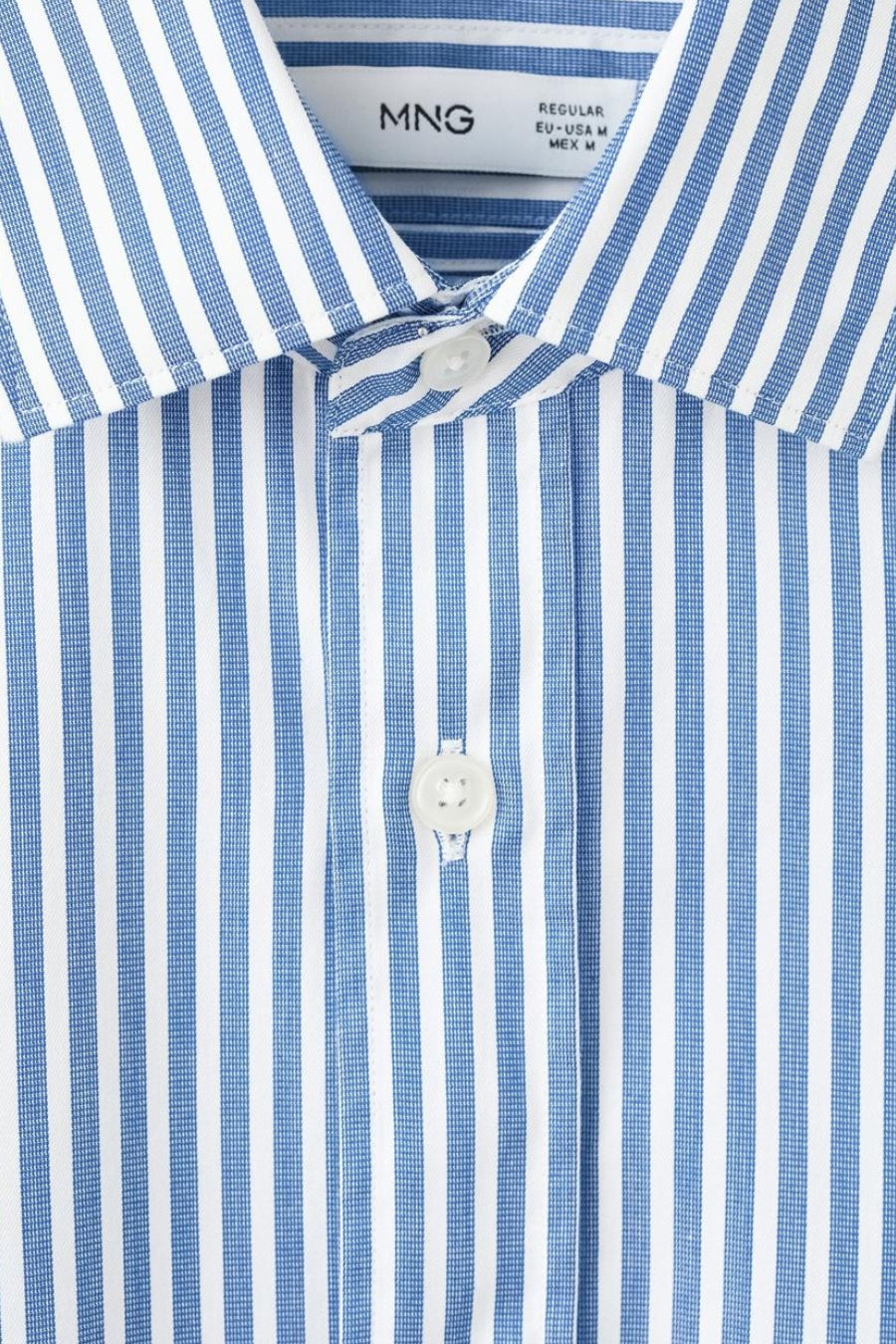 Chemise rayée bleue de MANGO, avec longues manches et col boutonné.
