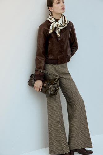 Bruine korte jas van MANGO, met een krokodillenprint en gedragen met een sjaal en een bruine handtas.