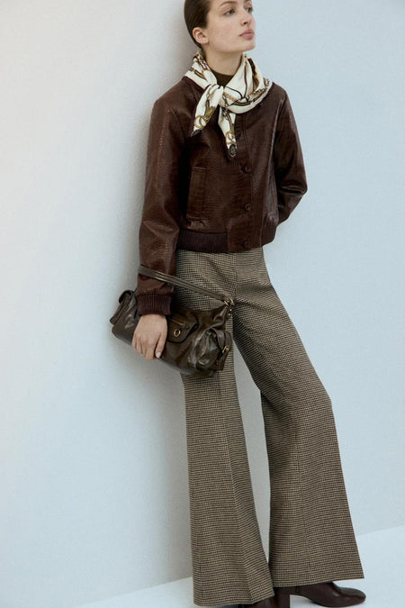 Bruine korte jas van MANGO, met een krokodillenprint en gedragen met een sjaal en een bruine handtas.