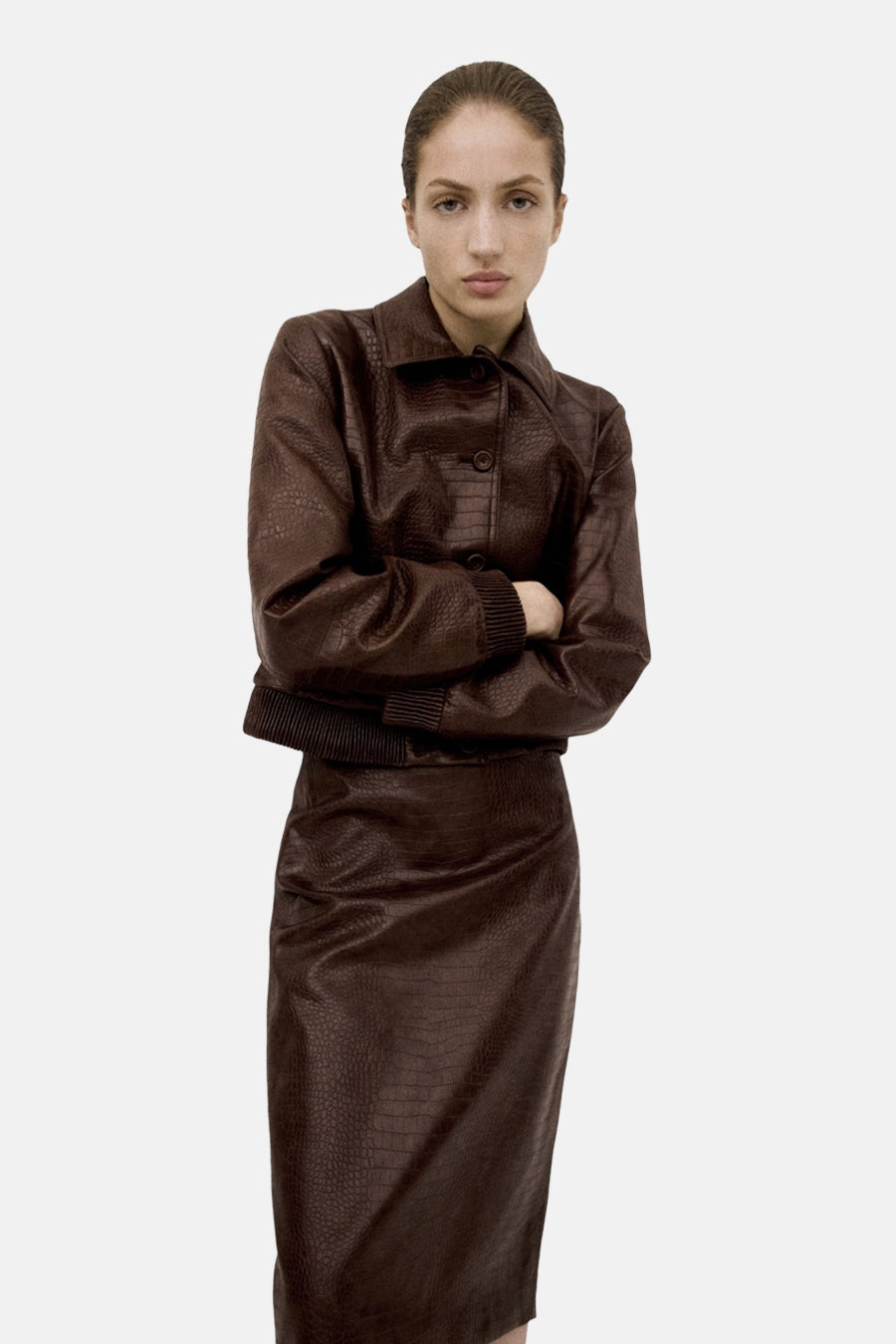 Korte bruine jas van MANGO, met krokodillenpatroon, gecombineerd met bijpassende rok.