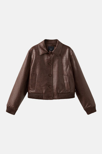Bruine korte jas van MANGO, met krokodillenprint, knoopsluiting en ribgebreide boorden.