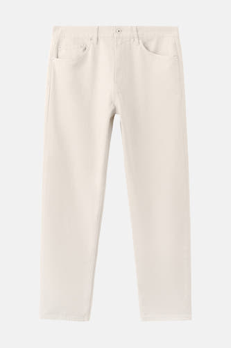 Jean en denim off-white droit de MANGO, simple avec des détails subtils.