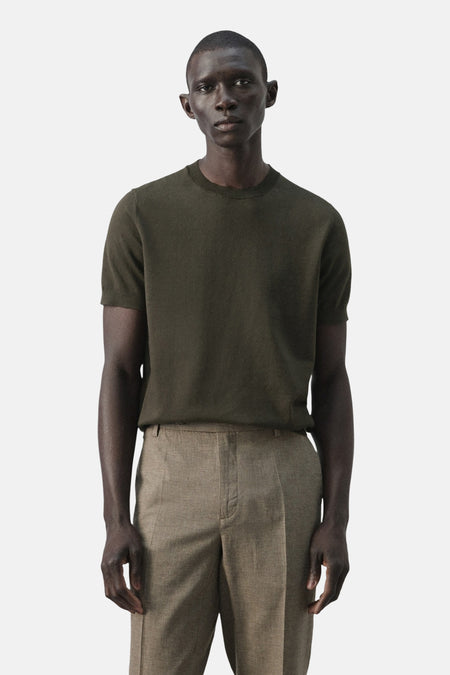 T-shirt à manches courtes de MANGO, vu de dos, associé à un pantalon en tissu.