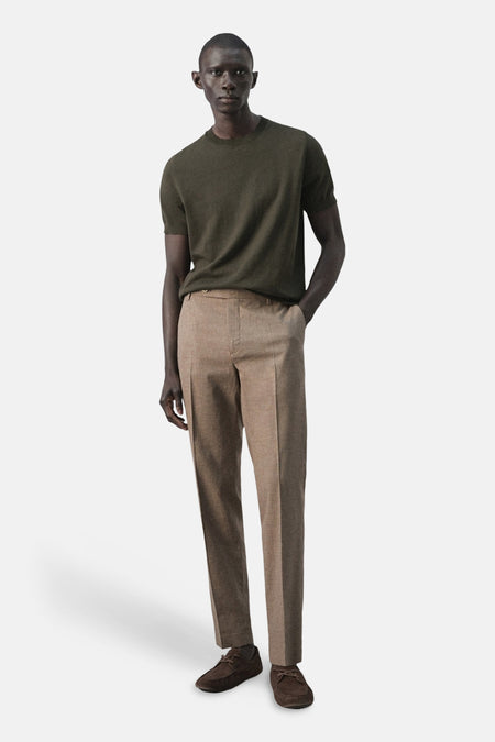 T-shirt à manches courtes kaki de MANGO, associé à un pantalon marron et des chaussures marron foncé.