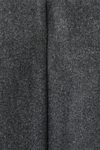 Long manteau gris de MANGO, avec une douce texture tissée et une couture verticale.
