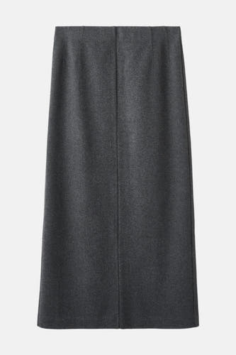 Longue jupe grise de MANGO, avec une subtile texture et une silhouette élégante.