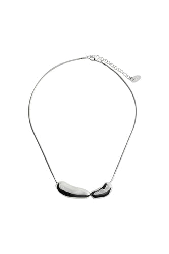 Zilverkleurige korte halsketting van MANGO, met twee organisch gevormde hangers aan een fijne slangketting.

