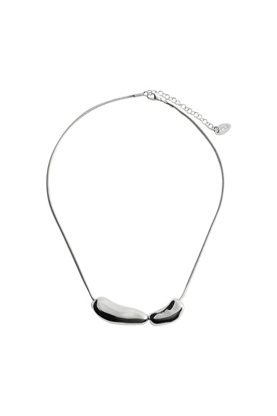 Collier court de couleur argentée de MANGO, avec deux pendentifs de forme organique sur une fine chaîne serpent.