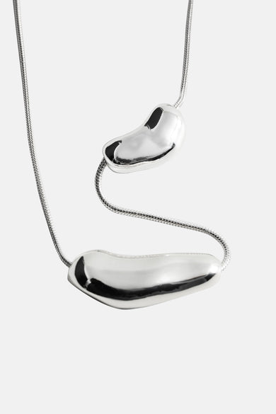 Collier court argenté de MANGO, avec deux pendentifs irréguliers et polis.