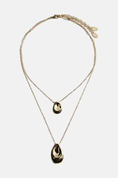 Gouden, korte halsketting van MANGO, met twee gouden hanger details aan de ketting.