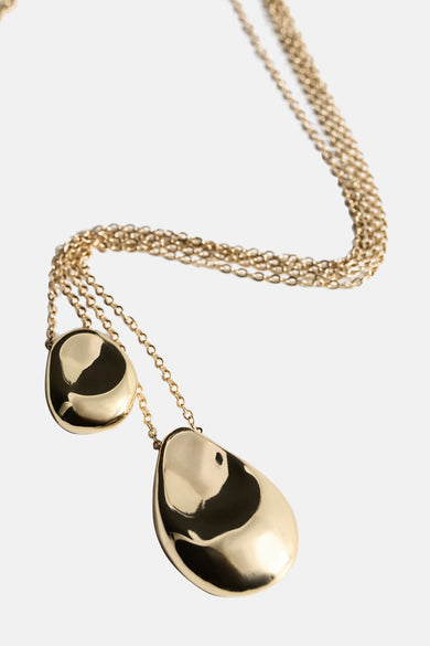 Gouden, korte halsketting van MANGO met twee hangers in verschillende vormen.