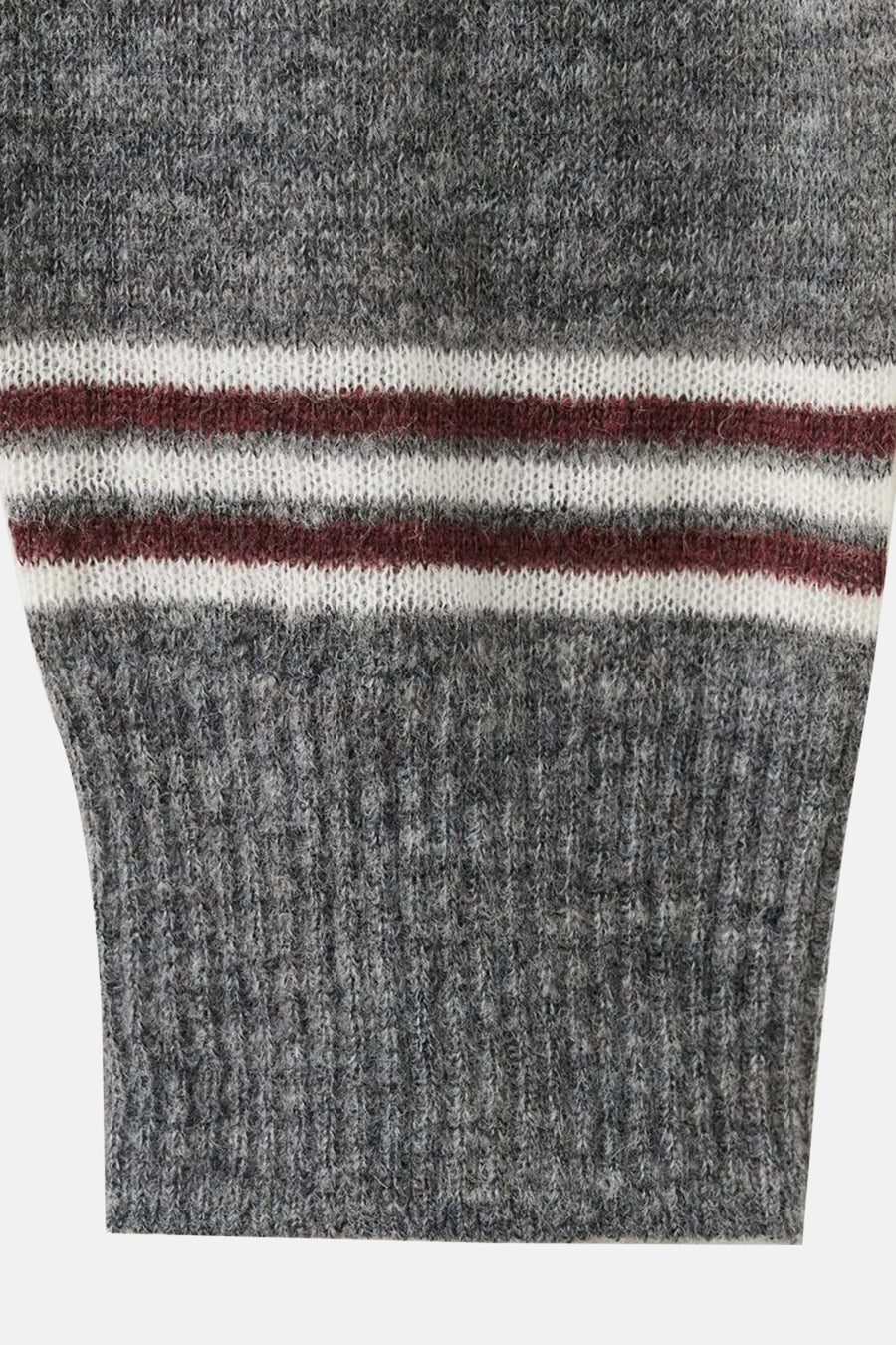 Pull gris à col rond de MANGO, avec des détails rayés bordeaux et blanc.