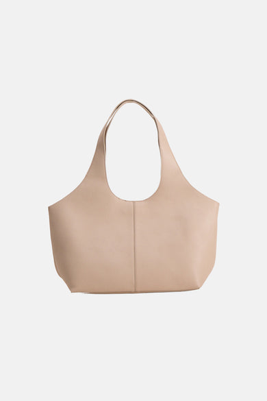 Beige schoudertas van MANGO, met een subtiele korrelstructuur en gladde handvatten.