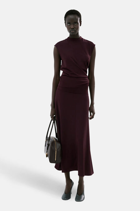 Bordeaux top zonder mouwen van MANGO, met een relaxte pasvorm en gecombineerd met een rok en handtas.