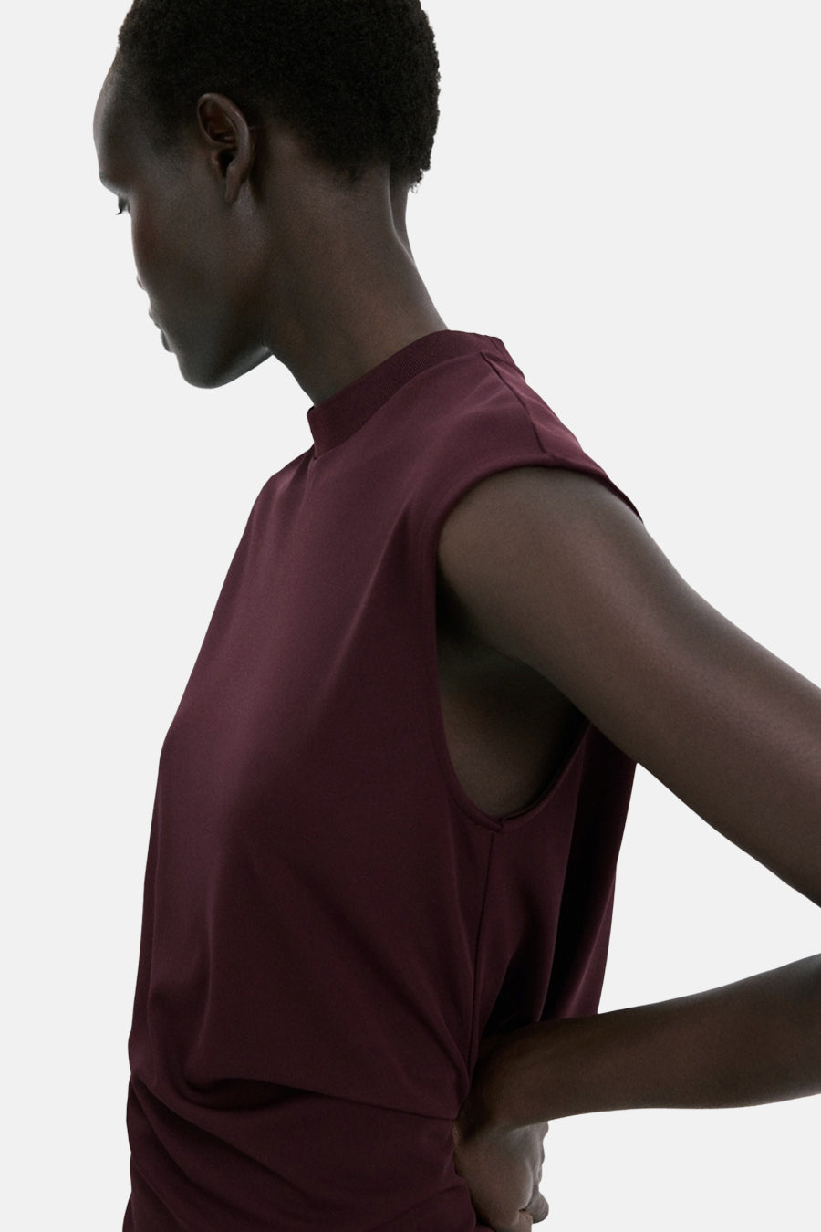 Mouwloze bordeaux top van MANGO, met een hoge hals en minimalistisch ontwerp.