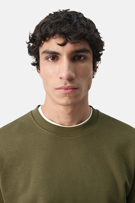Khaki sweater met ronde hals van MANGO, met een effen textuur en een witte kraag.