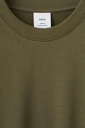 Pull kaki de MANGO, avec un design uni et un col rond.