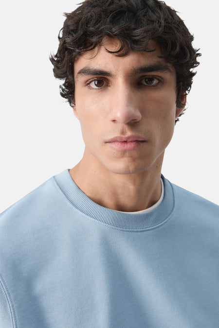 Blauwe sweater van MANGO met ronde hals en ribgebreide details.