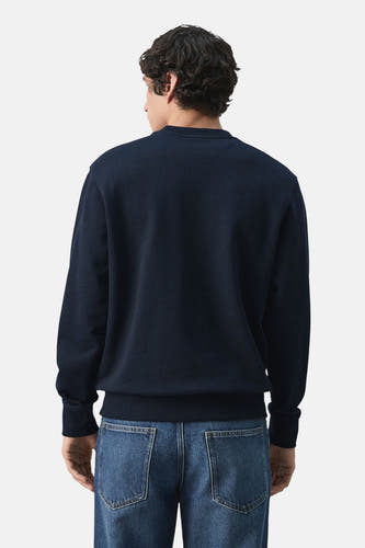 Zwarte sweater van MANGO, gezien van achteren, gecombineerd met jeans.