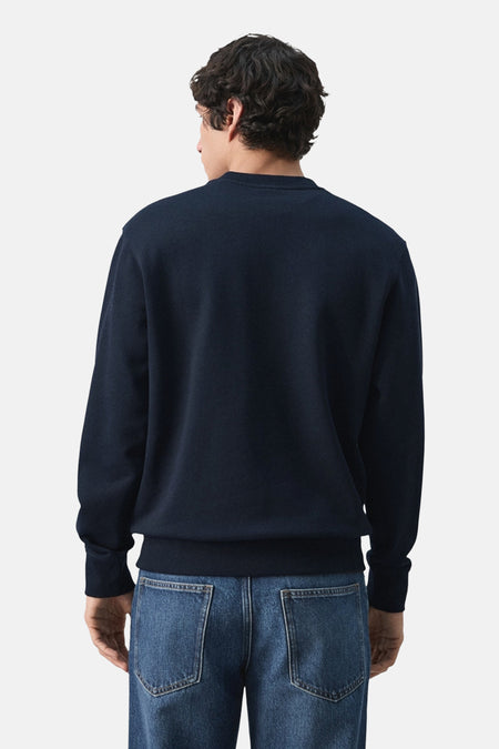Zwarte sweater van MANGO, gezien van achteren, gecombineerd met jeans.