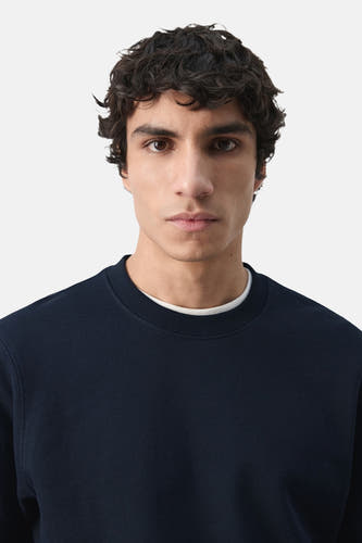 Zwarte sweater met ronde hals van MANGO, met een witte kraag eronder.
