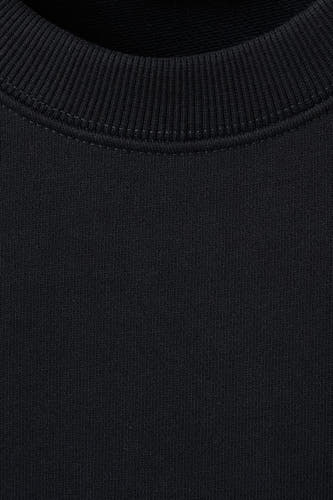 Zwarte sweater van MANGO met een geribbelde ronde hals en een fijngebreide textuur.