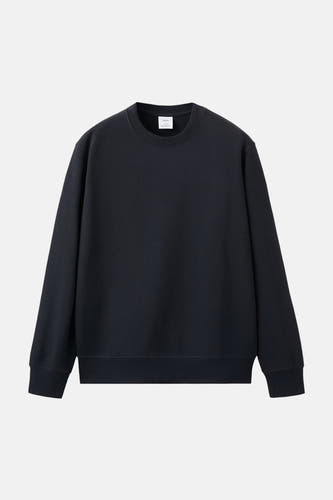 Zwarte sweater met ronde hals van MANGO, effen en zonder versieringen op een effen achtergrond.