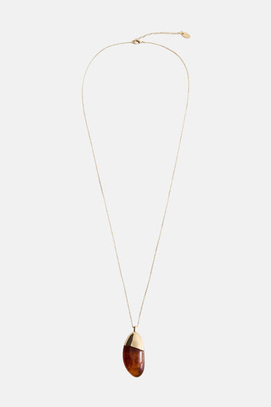 Long collier doré de MANGO, avec pendentif marron et détails dorés.