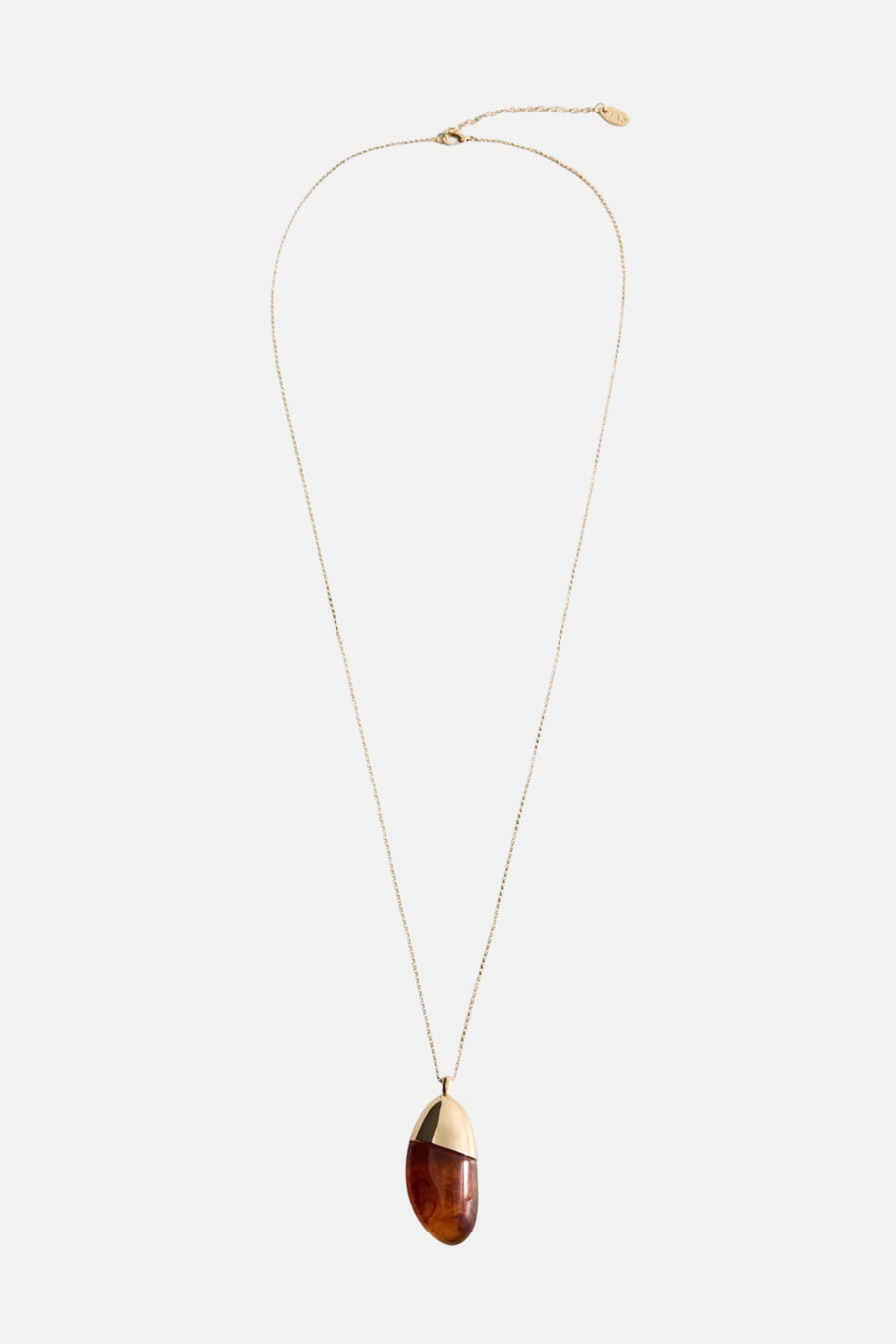 Long collier doré de MANGO, avec pendentif marron et détails dorés.