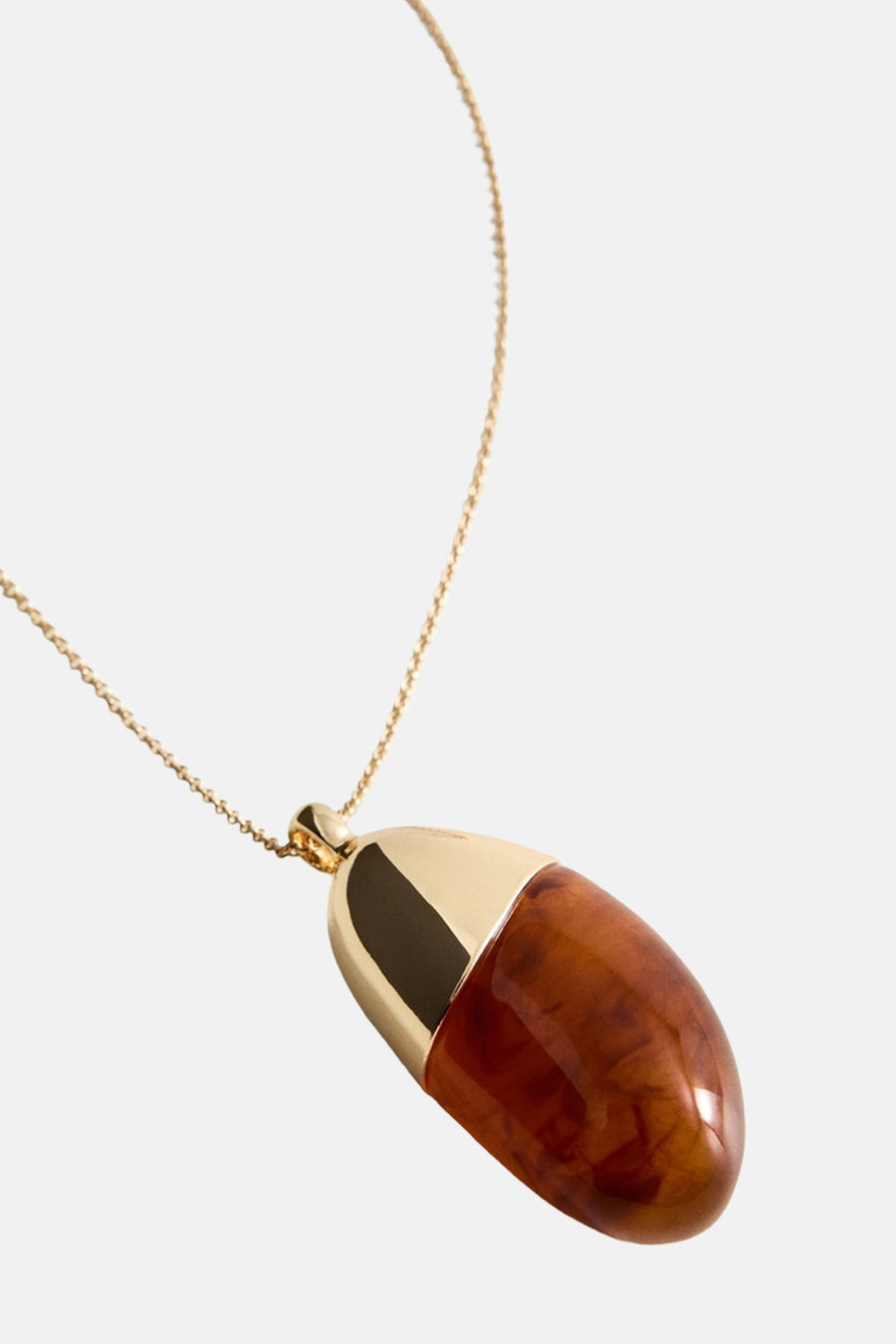 Long collier doré de MANGO, avec un pendentif marron en résine et des détails dorés.