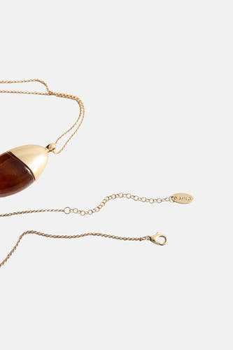 Lange gouden halsketting van MANGO, met bruine hanger en gouden details.