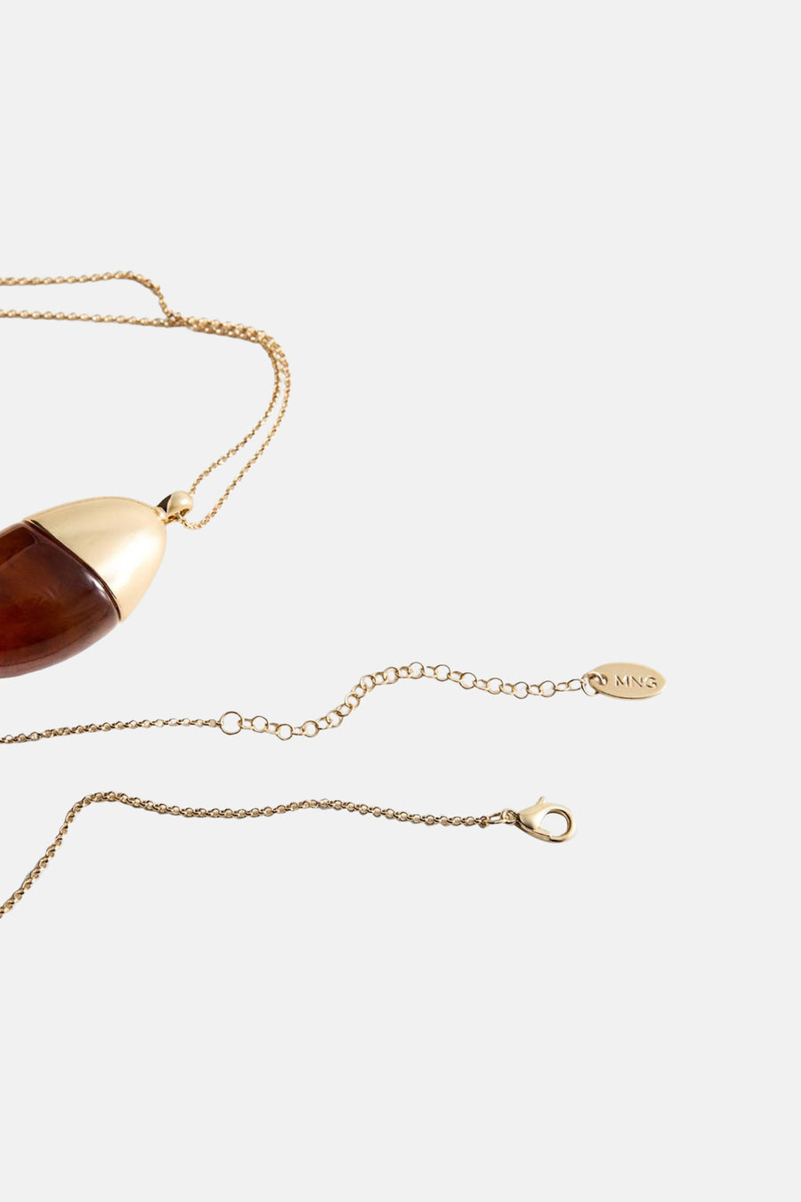 Lange gouden halsketting van MANGO, met bruine hanger en gouden details.