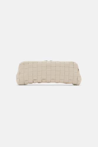 Sac à main écru de MANGO avec un motif tressé et une texture douce.