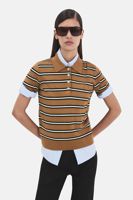 Polo multicolore à manches courtes de MANGO, à motif rayé, portée avec un pantalon noir.