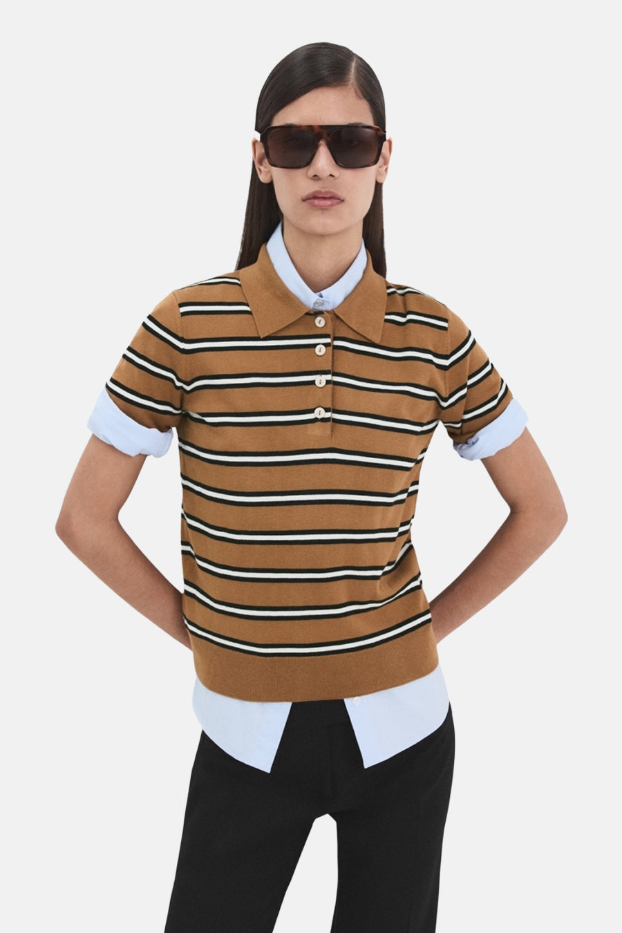 Polo multicolore à manches courtes de MANGO, à motif rayé, portée avec un pantalon noir.