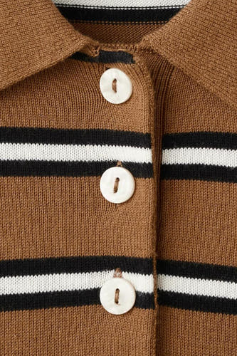 Polo multicolore à manches courtes de MANGO, avec des rayures marron, noires et blanches et des boutons blancs.