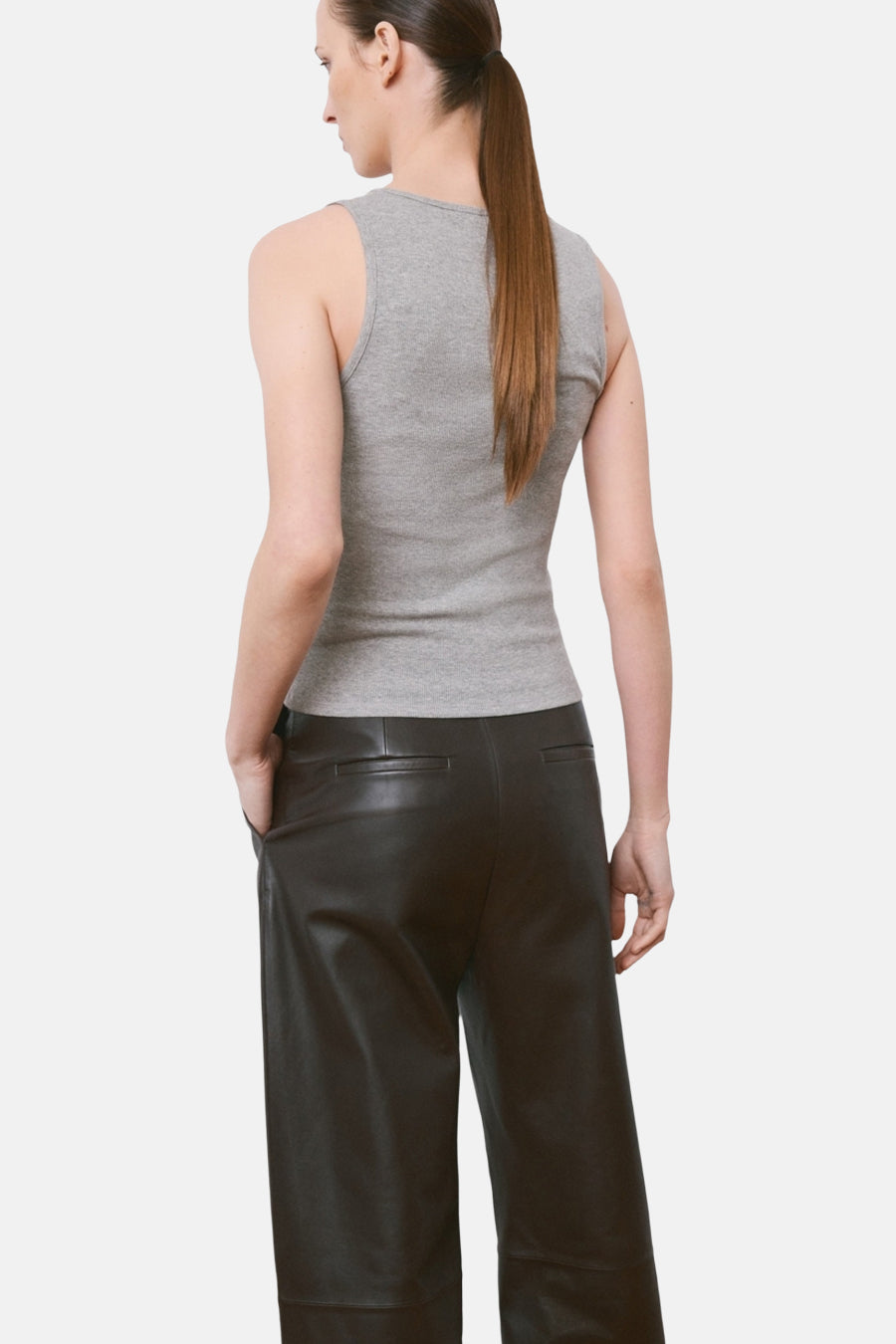 Grijs hemd van MANGO, gezien van achteren, met donkere leren broek.