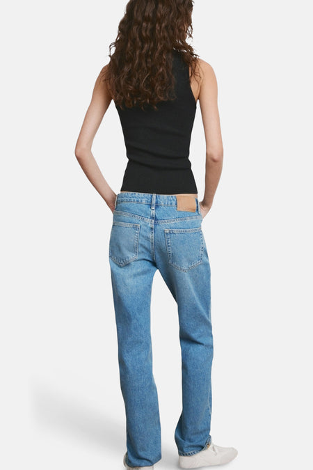 Zwarte tanktop van MANGO, met een aansluitende pasvorm en gedragen met een jeans.