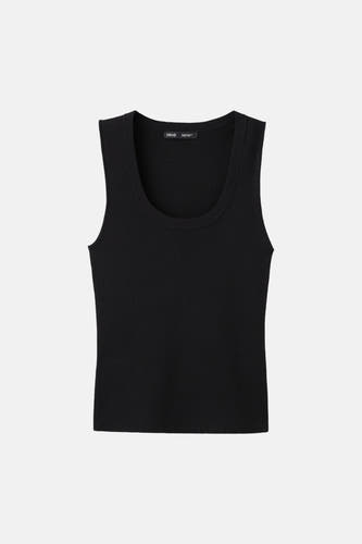 Haut noire de MANGO avec une texture côtelée et un col rond.