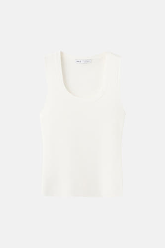 Haut blanche de MANGO avec un décolleté carré et une texture en maille fine.