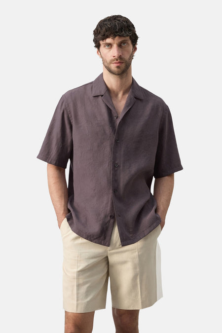 Chemise Bordeaux à manches courtes de MANGO, avec un design uni et une coupe regular.