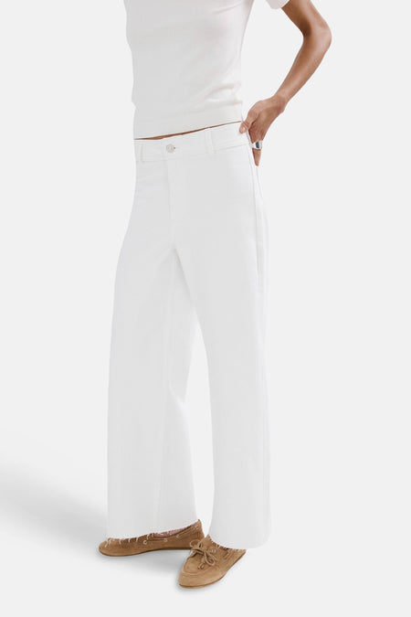 Witte denim jeans van MANGO, met een wijde pijp en gecombineerd met suède mocassins.
