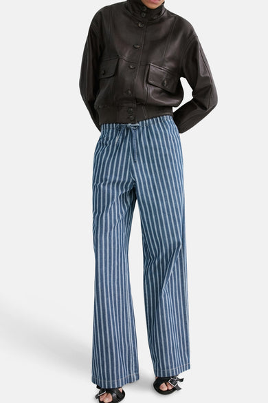 Pantalon bleu à rayures de MANGO, avec jambes larges et taille élastique.