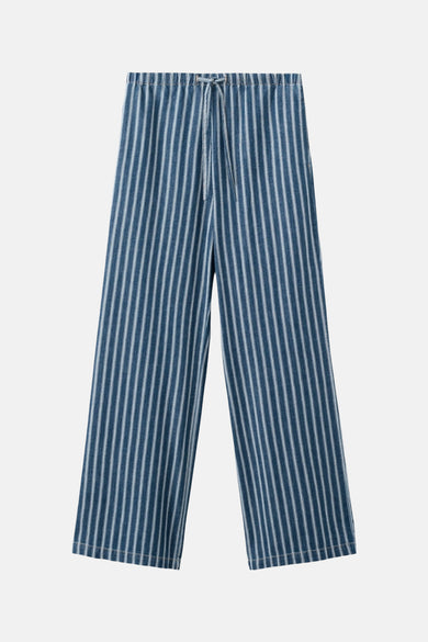 Pantalon à rayures bleu et blanc de MANGO, avec une ceinture et un cordon de serrage.
