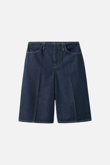 Donkerblauwe denim bermuda van MANGO, met steekzakken en een wijde pijp.
