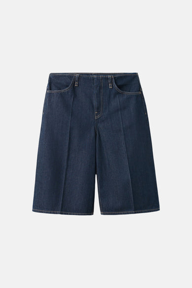 Bermuda en jean bleu marine de MANGO, avec poches italiennes et jambes larges.