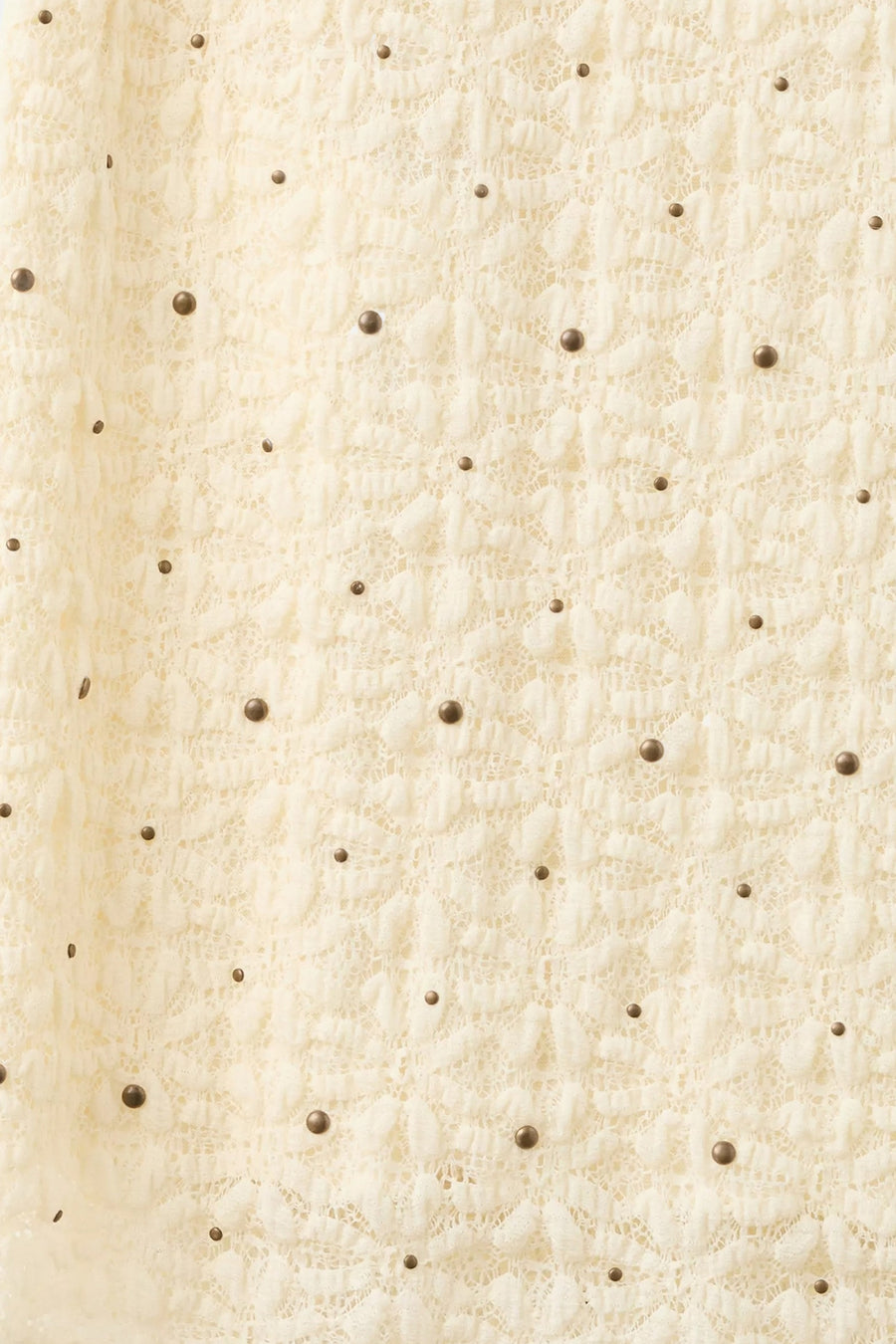 Ecru lange rok van MANGO met een kanten patroon en bronzen studs.
